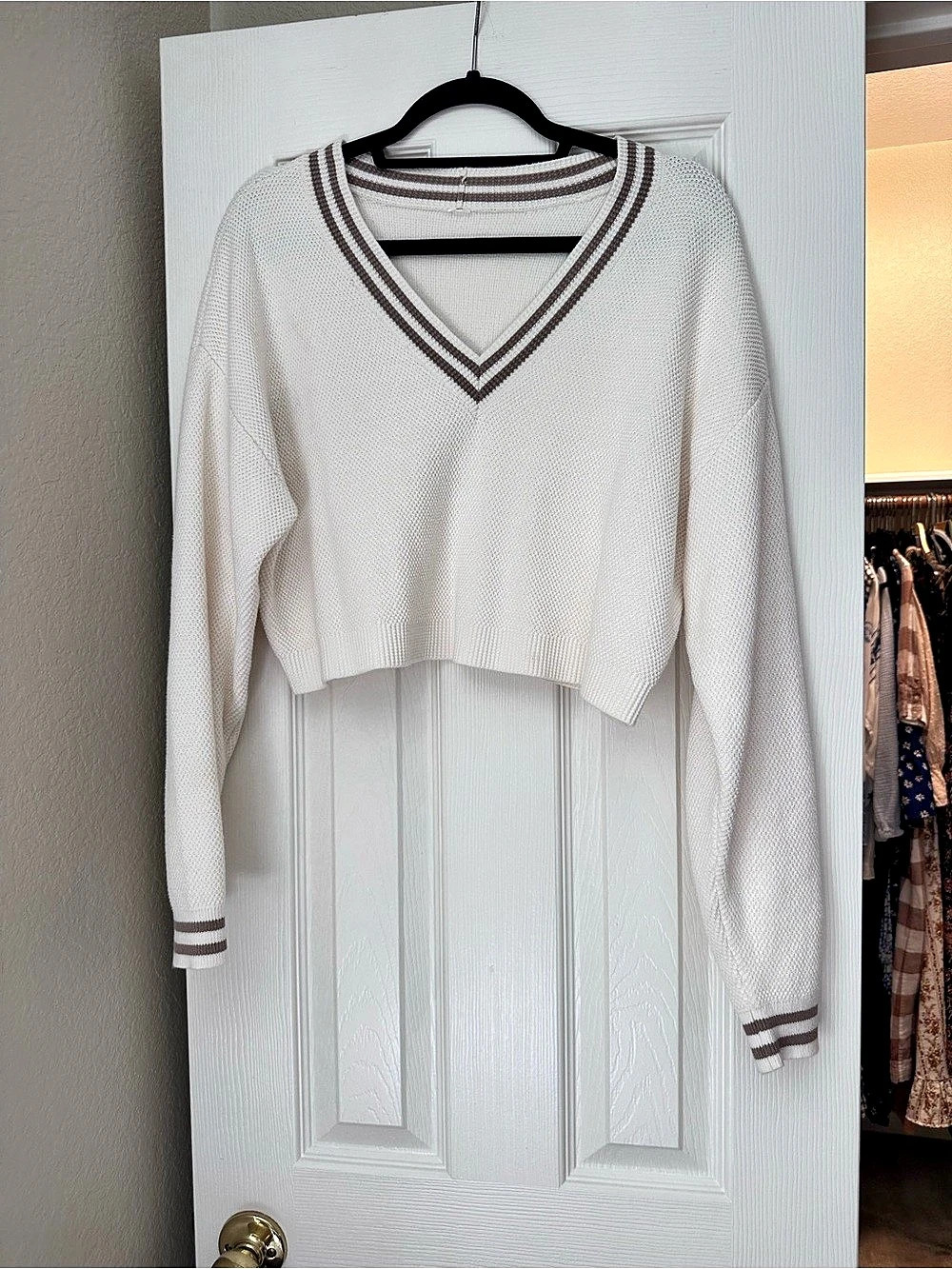 alo Women's V-Neck Cropped Sweater in White Fit Like Medium